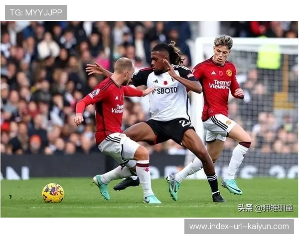 曼联攻势越来越有章法：从边路到中路的协同进化