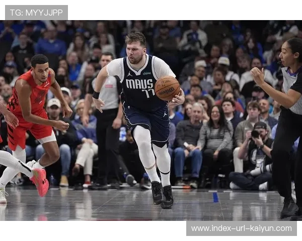 东契奇突破分球助攻，独行侠快攻节奏流畅