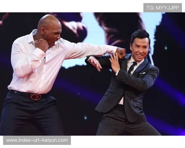 拳击重量级巨星重拳打中对手引发震动，赛场再掀风云