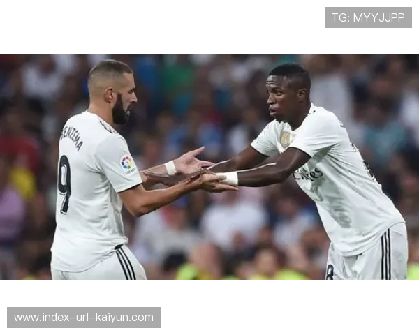 维尼修斯转身拉球突破后兜射，皇马进攻精彩绝伦